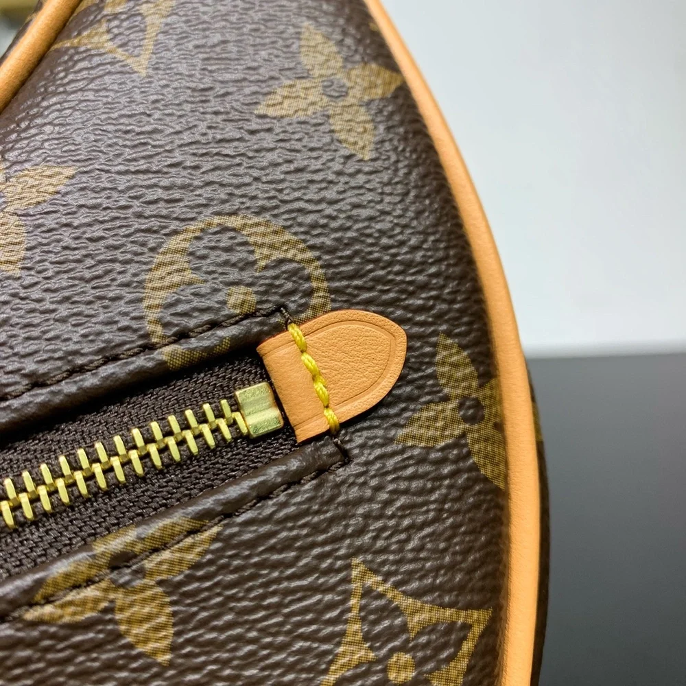 LOUIS VUITTON. dimensions 23